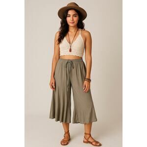 Easel women’s olive green gaucho wide leg capri pant boho bohemian Medium